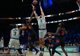 尼克斯队的球场内外：奖金分配与节日(rì)慈善