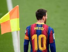 球王！巴萨球迷(mí)在欧冠赛前集体高喊梅西的(de)名字！