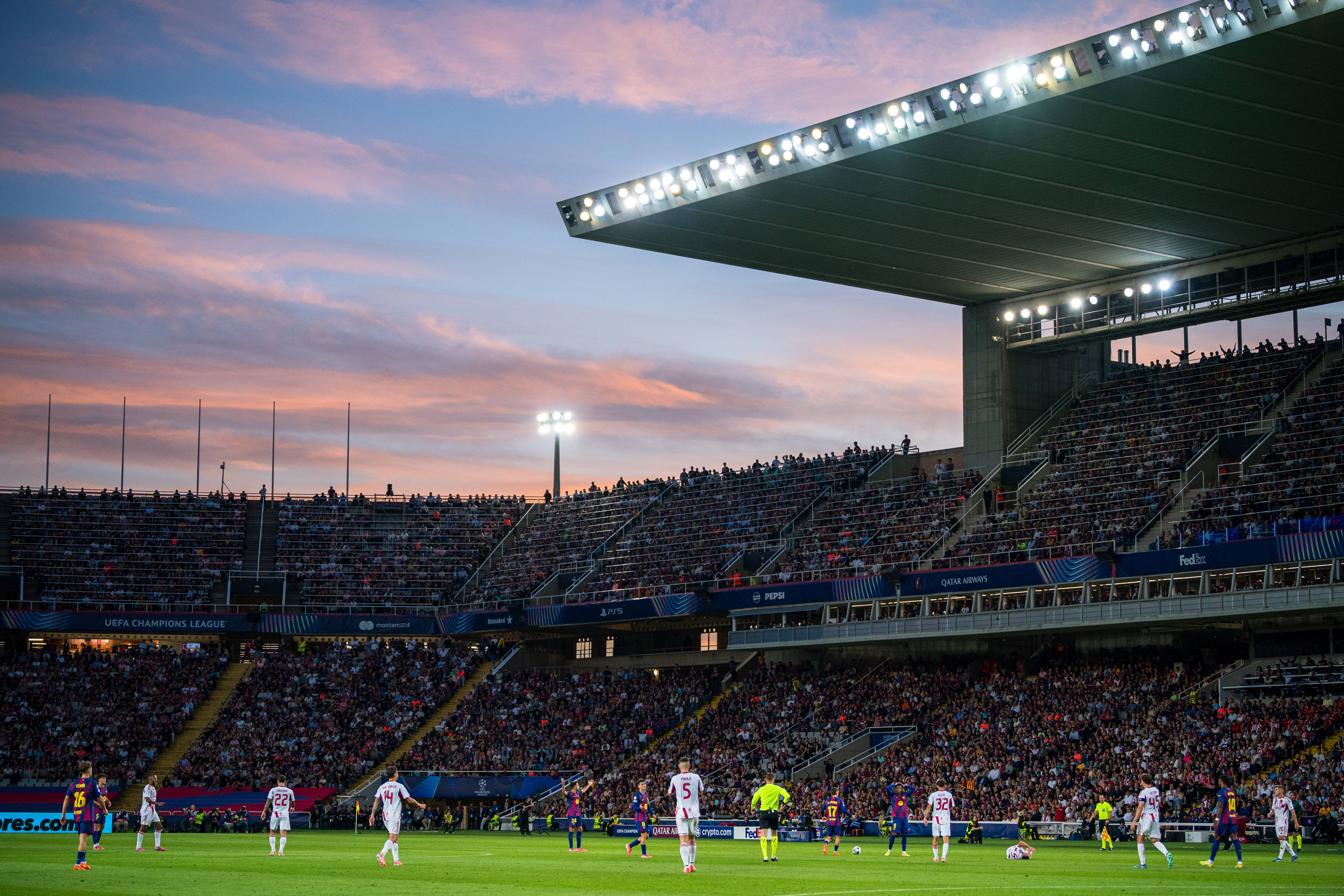 （体育(yù)）足球——欧冠：巴塞罗那(nà)勝(shèng)奥林匹亚科斯