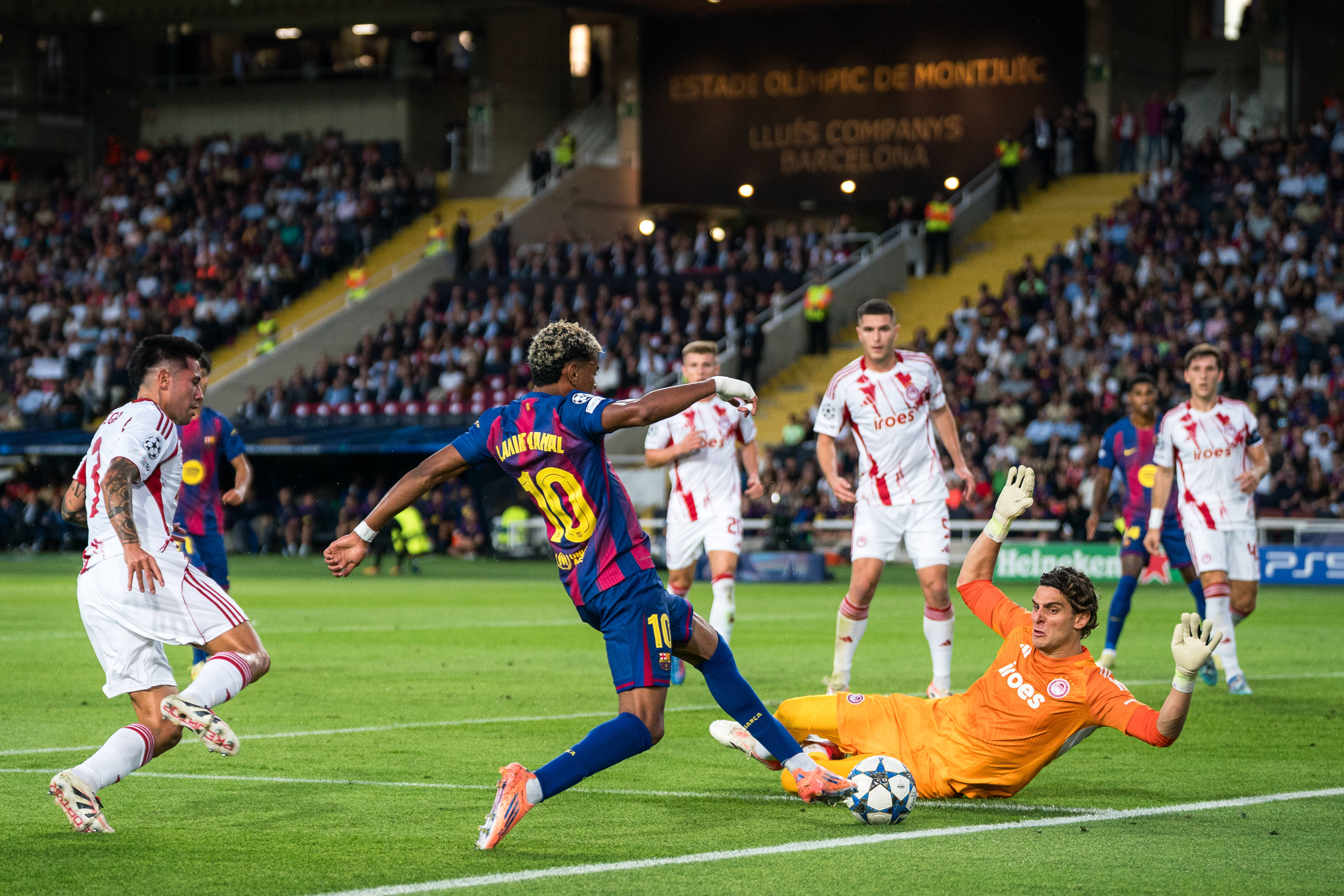 （体育(yù)）足球——欧冠：巴塞罗那(nà)勝(shèng)奥林匹亚科斯