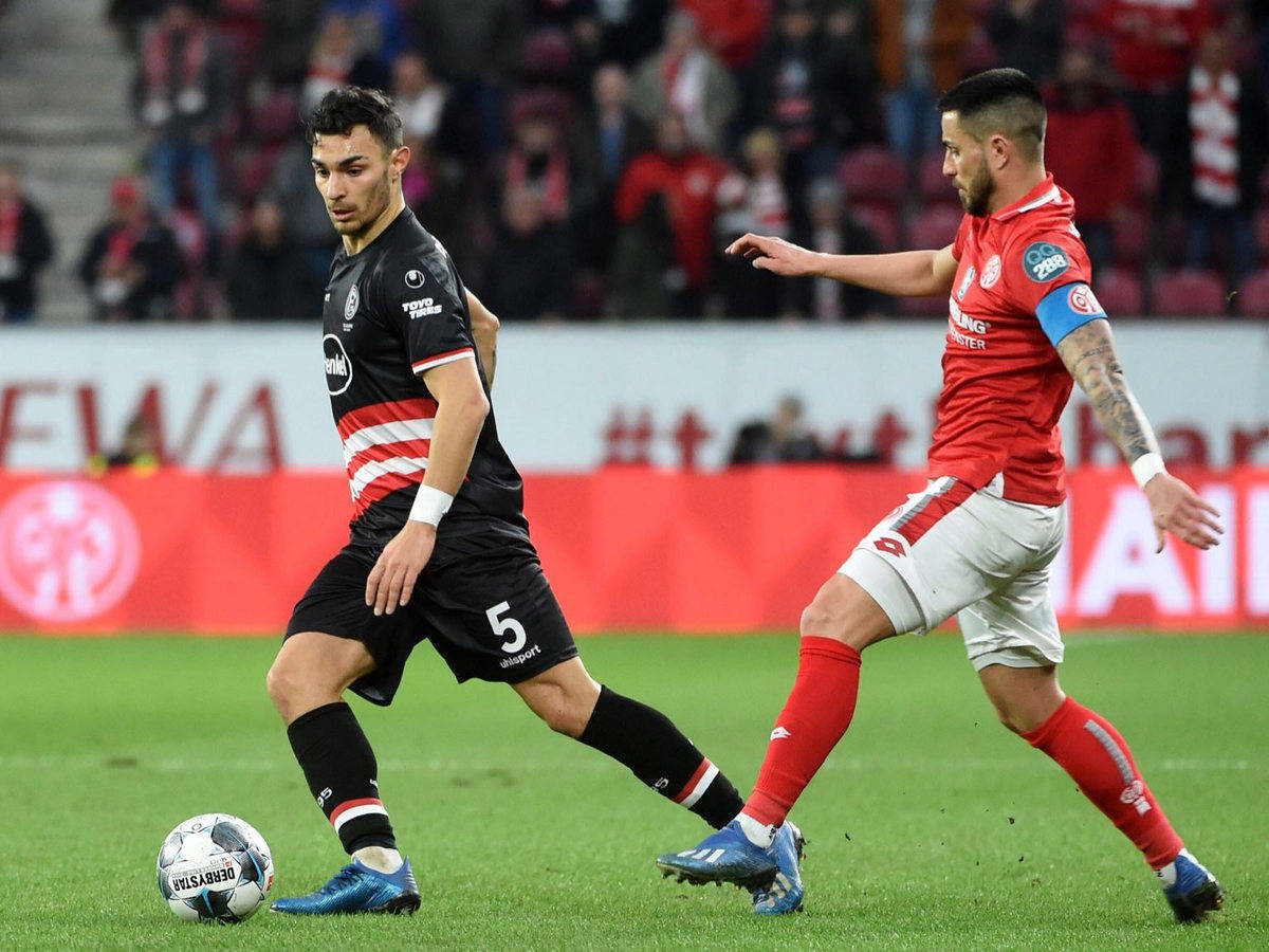 1999诺坎普奇迹!曼(màn)联补时雙(shuāng)殺(shā)拜仁,太炸裂!