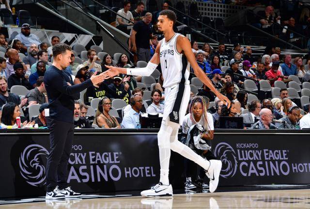 NBA季前赛：文班亚馬(mǎ)22+7馬(mǎ)刺加(jiā)時(shí)险胜爵(jué)士 加(jiā)西(xī)亚20分統(tǒng)治加(jiā)時(shí)