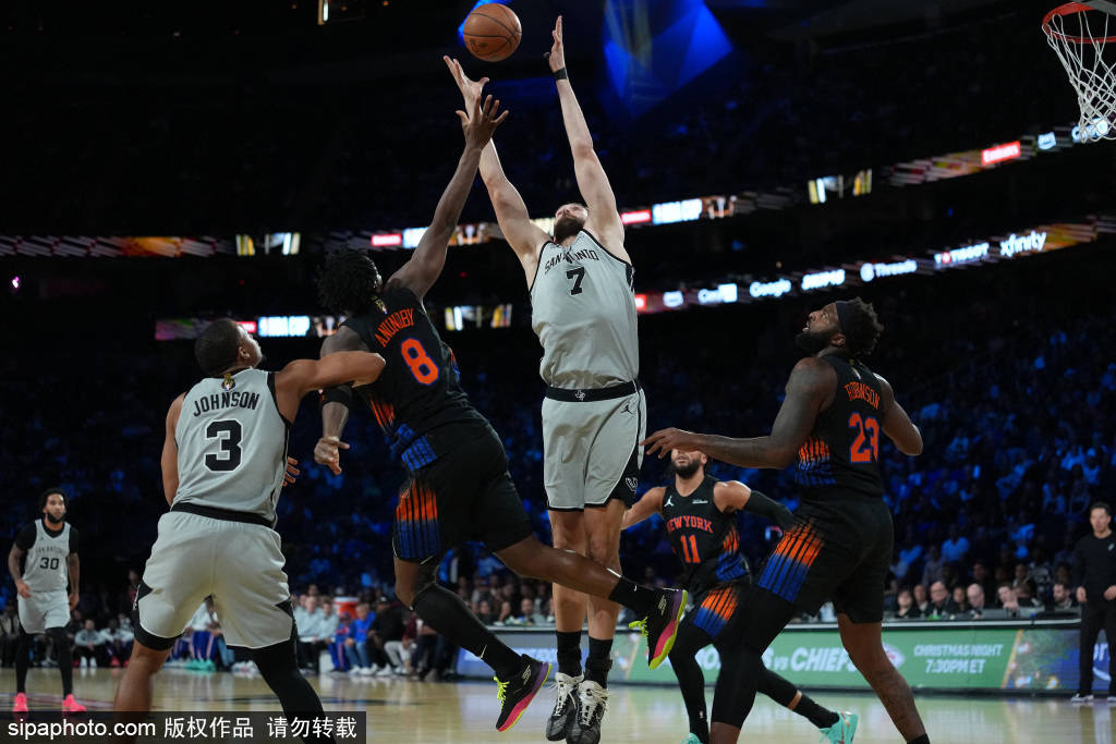 尼克斯队的球场内外：奖金分配与节日(rì)慈善